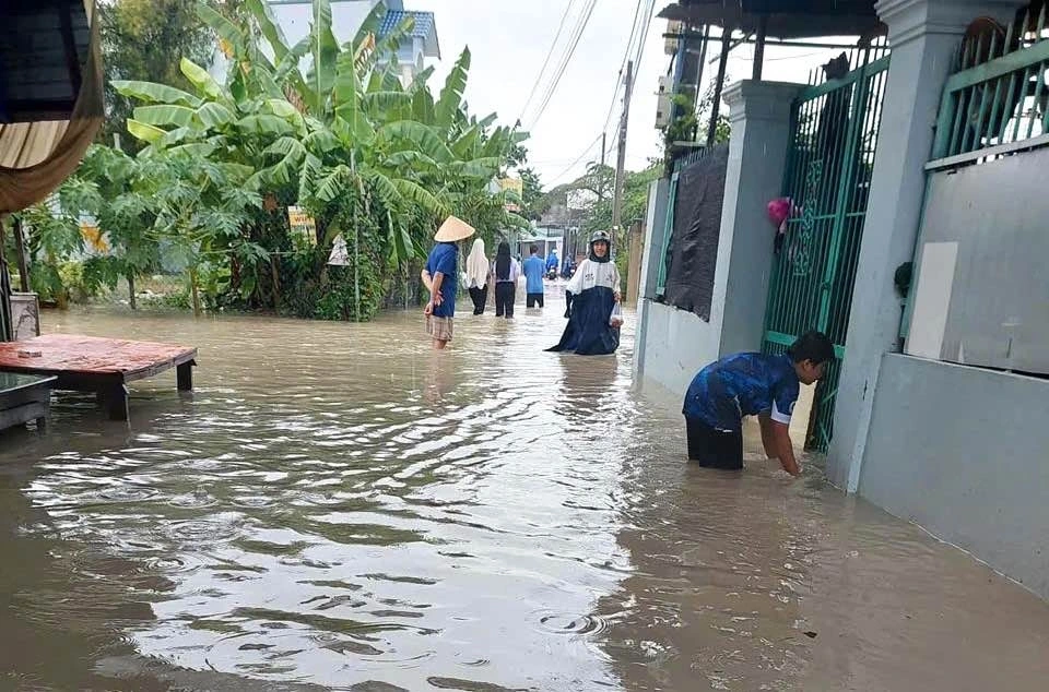 Nhiều nơi ngập sâu gây đảo lộn sinh hoạt của người dân (Ảnh: CTV)