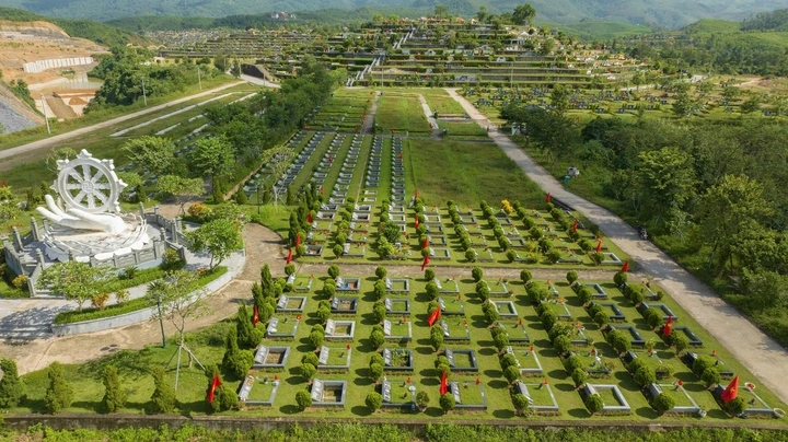 Nhiều người chọn mua đất nghĩa trang làm quà tặng cho bố mẹ nhân dịp lễ Vu lan.
