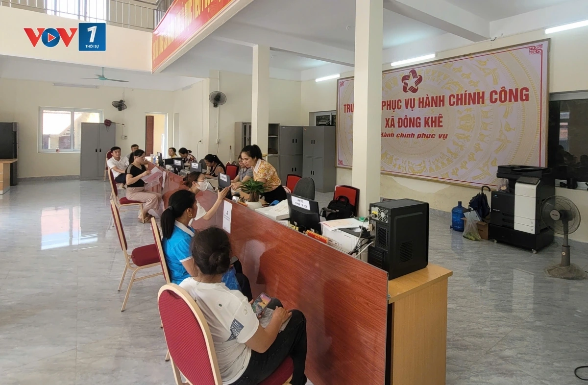 Người dân hài lòng khi đến giải quyết công việc tại Trung tâm phục vụ hành chính công xã Đông Khê, Cao Bằng​​​​​.