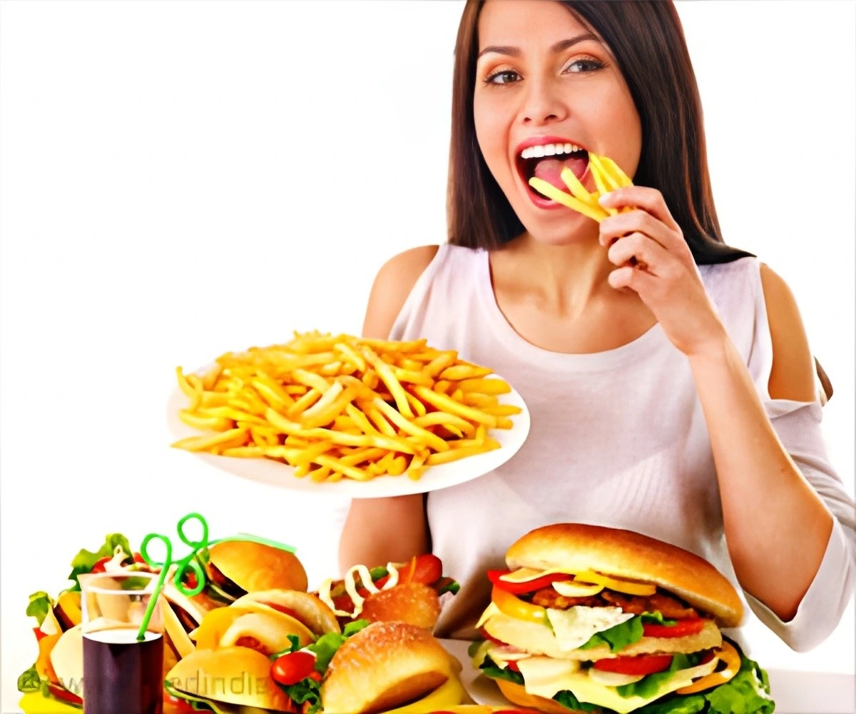 Vì quá bận rộn, nhiều người không còn thời gian nấu nướng mà phụ thuộc vào đồ ăn nhanh dẫn đến thừa cân và rối loạn chuyển hóa (ảnh medindia)
