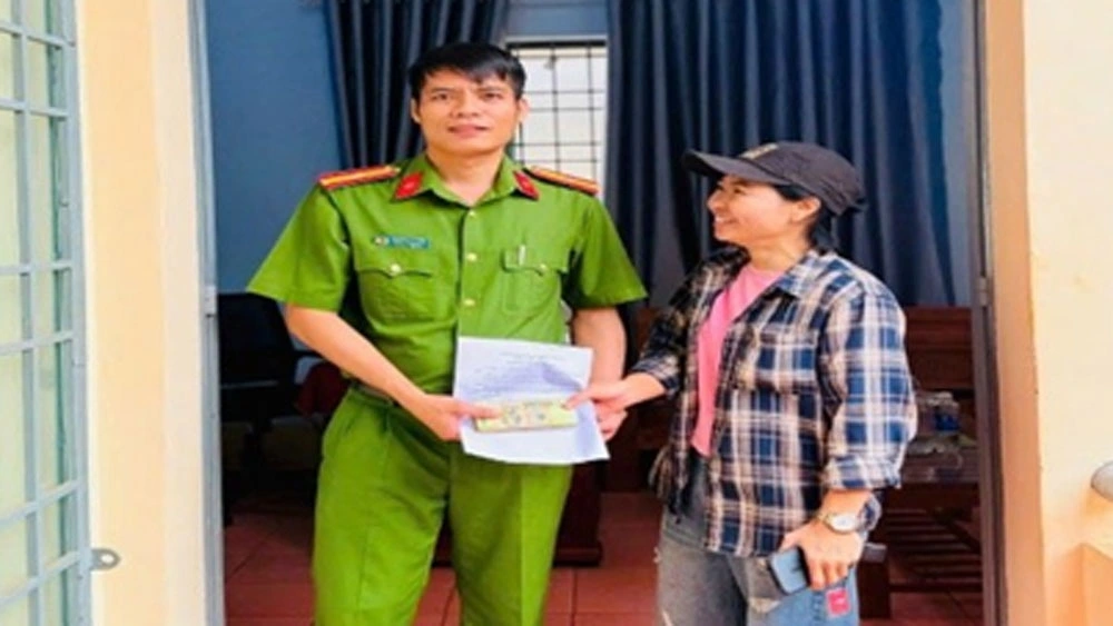 Chị Lê gửi lại số tiền đã chuyển nhầm vào tài khoản của chị cho công an 