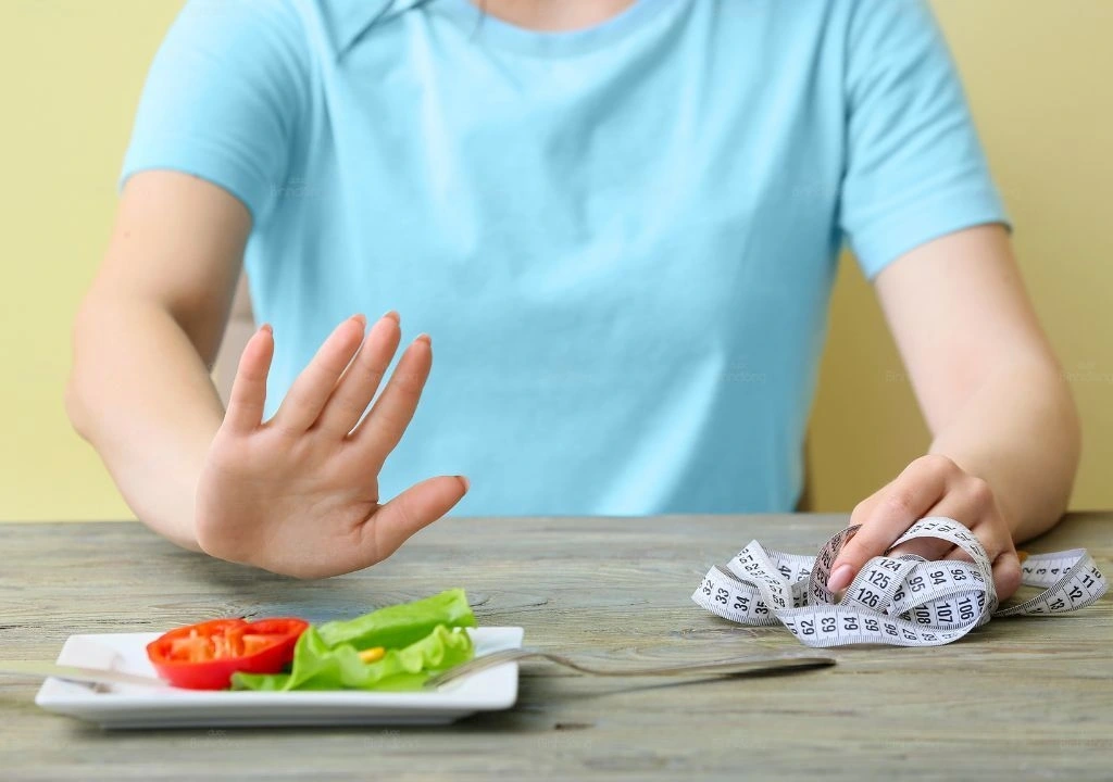 Nhịn ăn là một trong những cách giảm cân được nhiều người áp dụng, đặc biệt là khi có mong muốn nhanh chóng lấy lại vóc dáng thon gọn