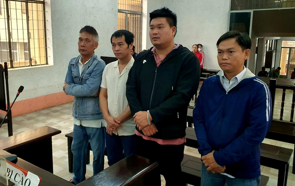 Nhóm 4 bị cáo Thành, Thái, Hảo và Tư tại phiên toà sơ thẩm.