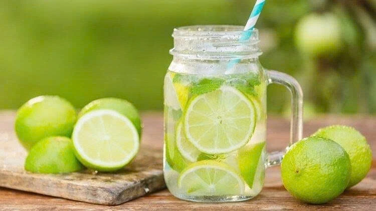 Uống nước chanh có thể hỗ trợ cải thiện chỉ số mỡ máu nhưng không phải là “liều thuốc thần kỳ"