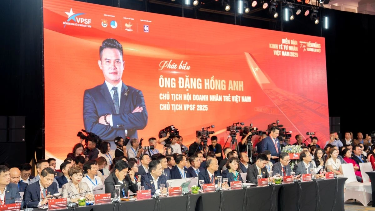 Ông Đặng Hồng Anh, Chủ tịch Hội Doanh nhân trẻ Việt Nam, Chủ tịch VPSF 2025 phát biểu tại Diễn đàn