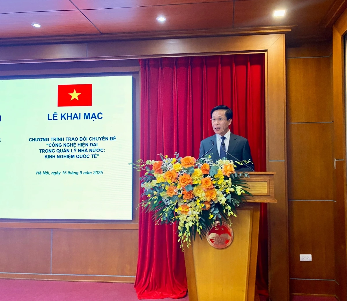 PGS. TS Hoàng Phúc Lâm phát biểu khai mạc chương trình trao đổi chuyên đề. (Ảnh: Hà Thảo)