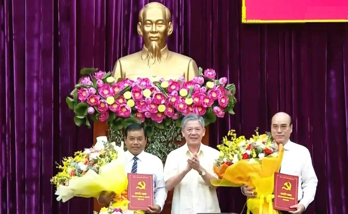Ông Ngô Chí Cường, Bí thư tỉnh ủy Vĩnh Long trao quyết định và tặng hoa chúc mừng đồng chí Kim Rương và đồng chí Nguyễn Văn Tuấn.