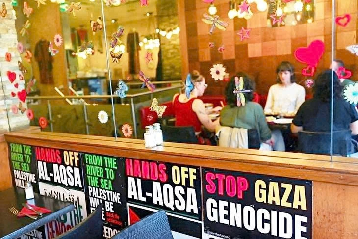 Người dân ăn tại một nhà hàng Palestine ở thủ đô London hôm 21/9 khi Thủ tướng Keir Starmer tuyên bố Vương quốc Anh chính thức công nhận Nhà nước Palestine - Ảnh: REUTERS
