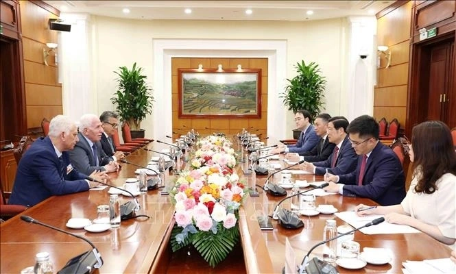 Trưởng Ban Nội chính Trung ương Phan Đình Trạc tiếp Tổng thư ký Tổ chức Giải phóng Palestine. Nguồn: TTXVN