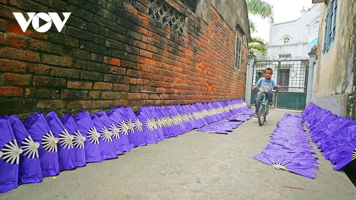 In Chang Son, visitors easily find alleys lined with paper fans laid out by local farmers to dry in the sun. Homes engaged in the craft are often vibrant and eye-catching, drawing the attention of many photographers.