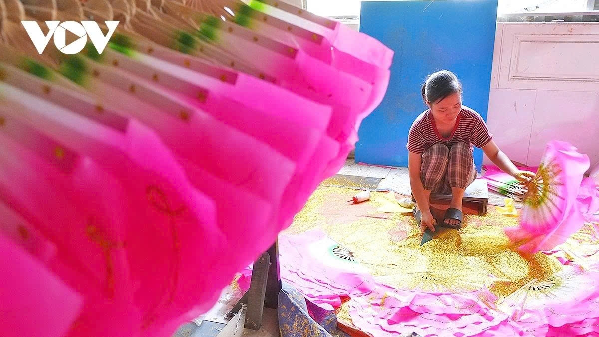 In addition to paper fans, local villagers in Chang Son also craft fans made from bamboo, rattan, and silk in various sizes.