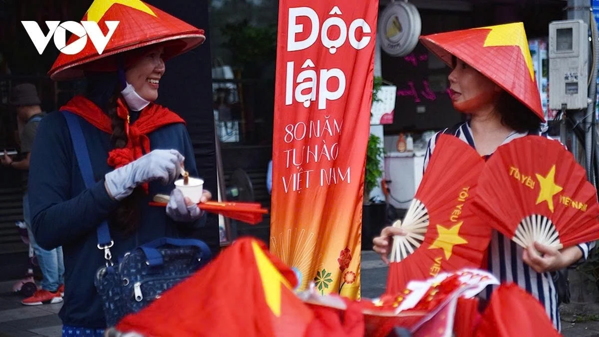 During the recent National Day celebrations, paper fans adorned with national flags filled the streets of Hanoi, adding a vibrant and festive atmosphere to the city.