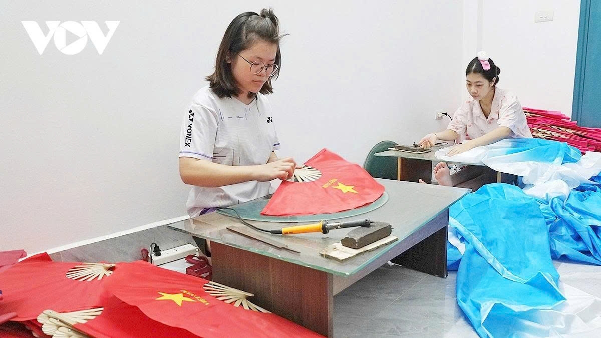 The owner of the Minh Bang workshop says paper fans featuring national flags in high demand across the country. In the second half of August alone, the facility produced nearly 100,000 such fans in preparation for the National Day celebrations.