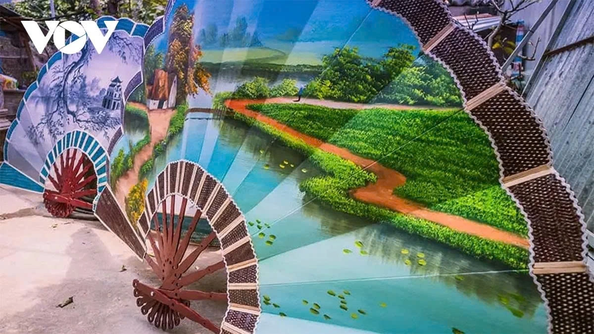 Large-sized picture fans for interior decoration are highly popular and have received numerous orders from across the country. These fans have become a signature product that helps promote the Chang Son paper fan brand at fairs nationwide.