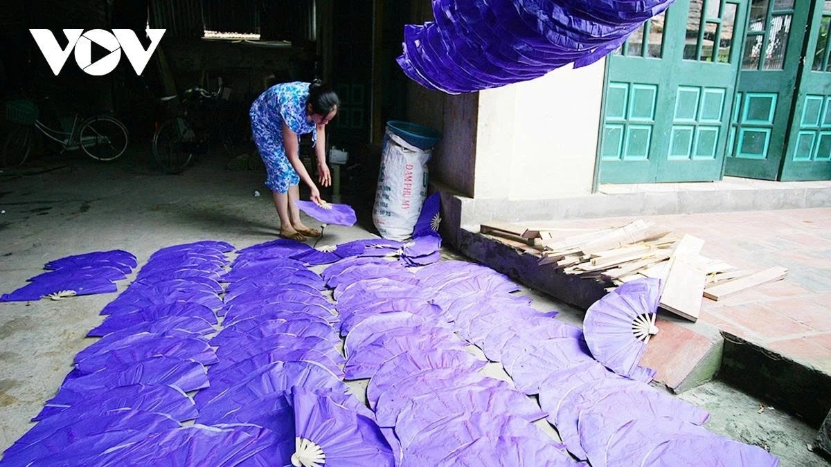 Since the 19th century, the village’s fan products have been renowned both domestically and internationally. To this day, Chang Son paper fan craft village has not only preserved the traditional beauty of the craft but also made significant contributions to the development of the local economy, culture, and tourism.