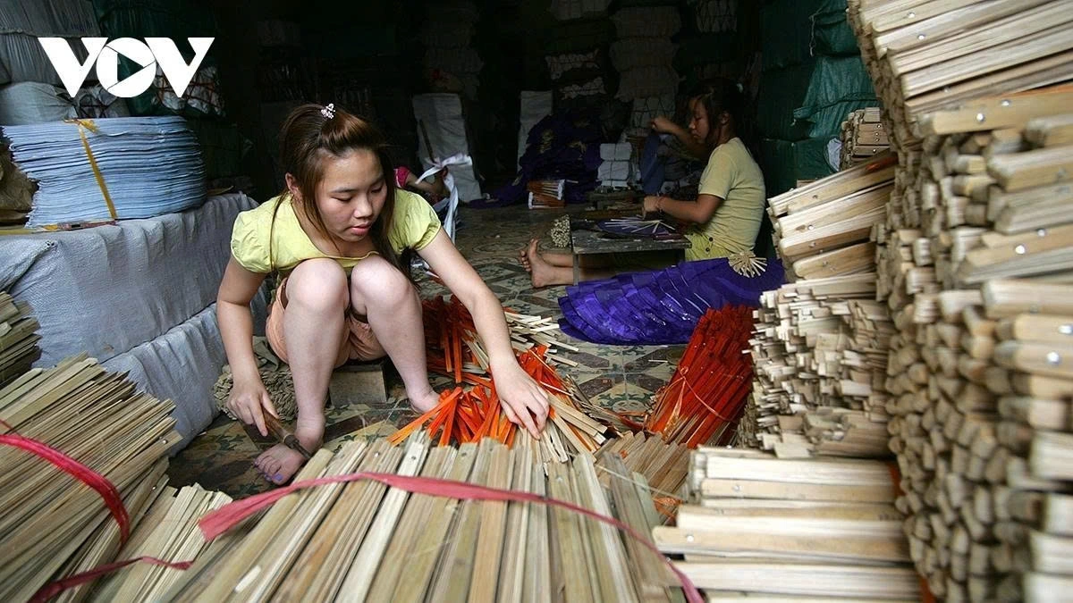 Fan-making requires sophistication and meticulous attention to detail. A skilled craftsman must carefully select the right bamboo for the ribs, the finest rattan for the lacing, and the most suitable paper for the fan leaves. 