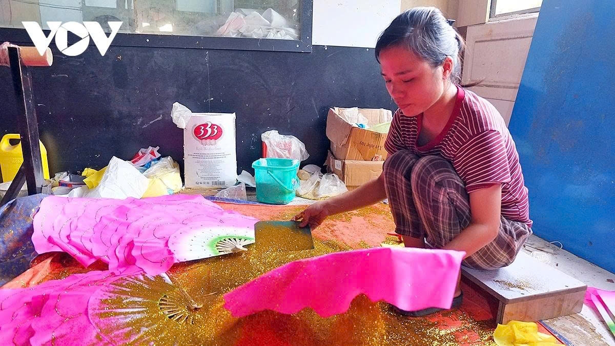 Minh Huong, owner of the Minh Bang workshop, shares that most of the fans are made from Dó (poonah) paper or thin silk.