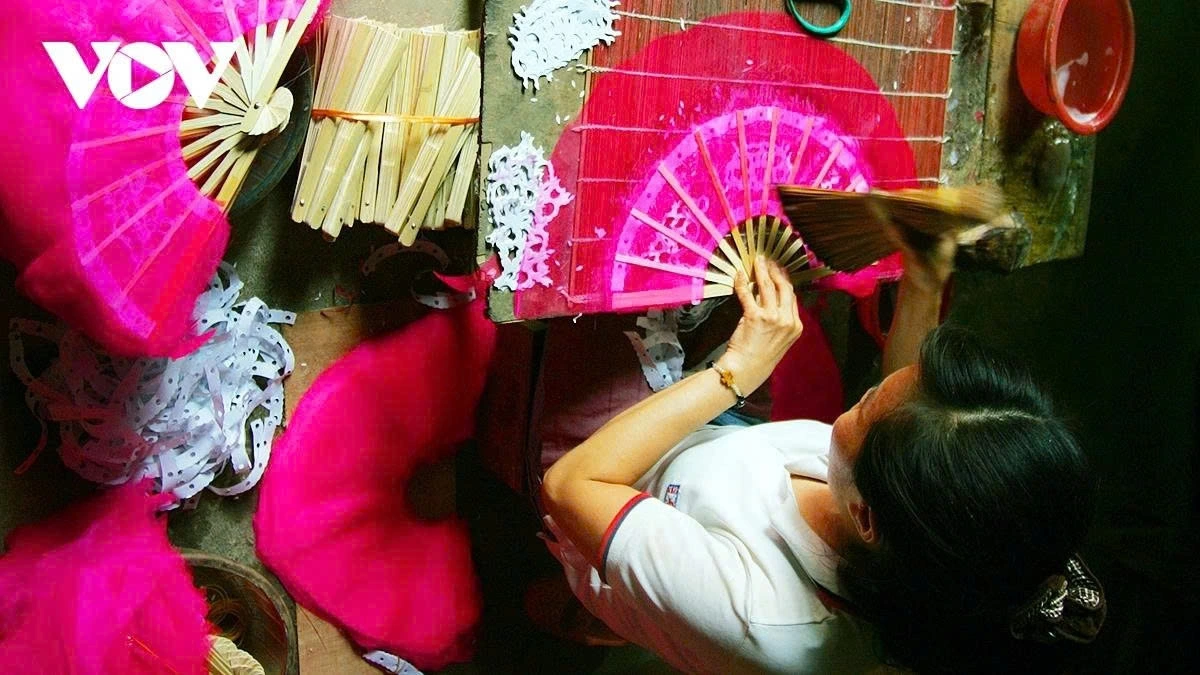 One of the most challenging steps is attaching the paper to the fan frame in a way that prevents wrinkling, even when the fan is folded, while also ensuring it opens and closes smoothly later on.