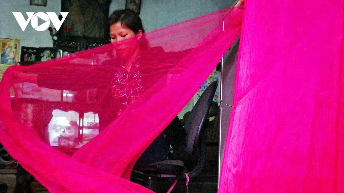 There are many types of silk used in fan-making. In recent years, a popular choice has been a lightweight silk fabric that is thin enough to craft fans that are both light and durable.
