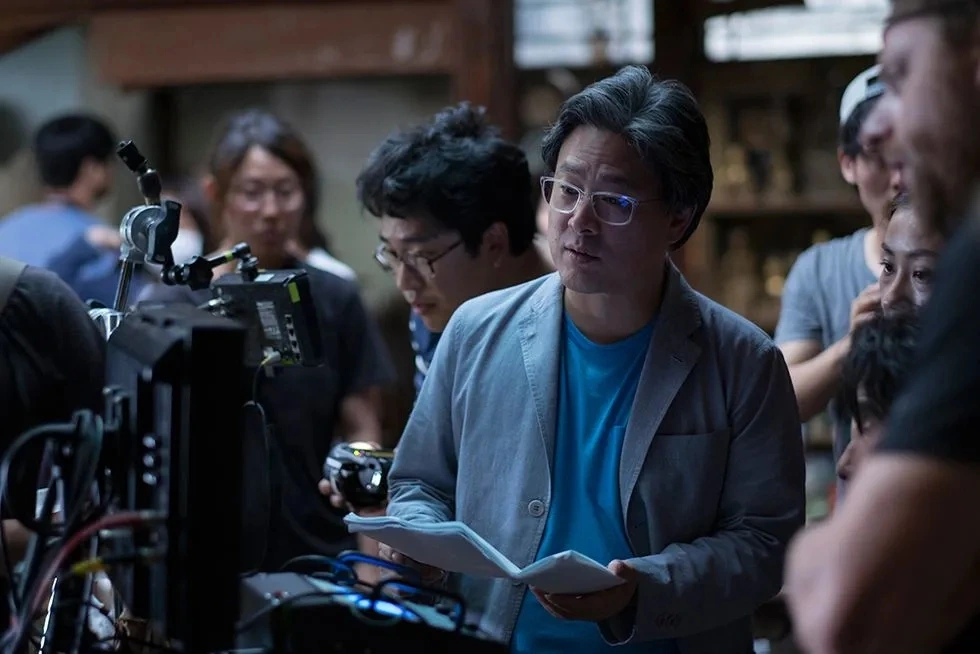 Đạo diễn Park Chan-wook tiếp tục thể hiện phong cách vừa bi thương vừa hài hước đen tối trong “No Other Choice”. (Ảnh: CJ ENM)