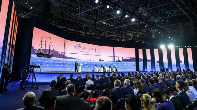Đông đảo các đại biểu tham dự phiên toàn thể Diễn đàn kinh tế phương Đông 2025