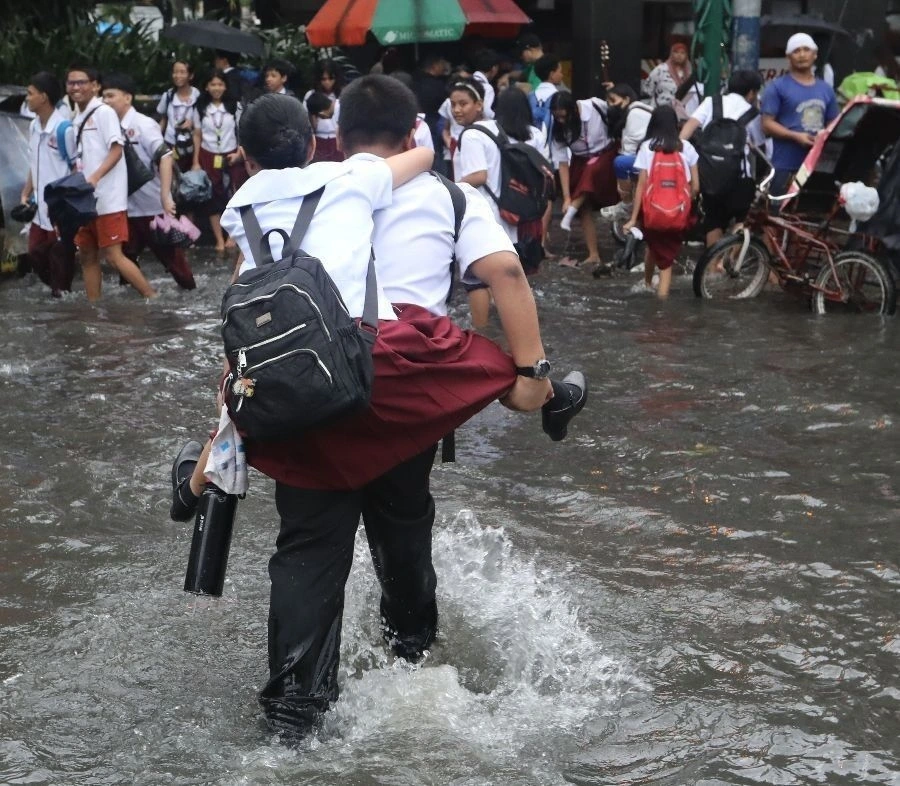 Bão Nando sắp tiến vào trong khi nhiều khu vực của Philippines vẫn đang bị ảnh hưởng của gió mùa Tây Nam. Ảnh minh họa: Philstar