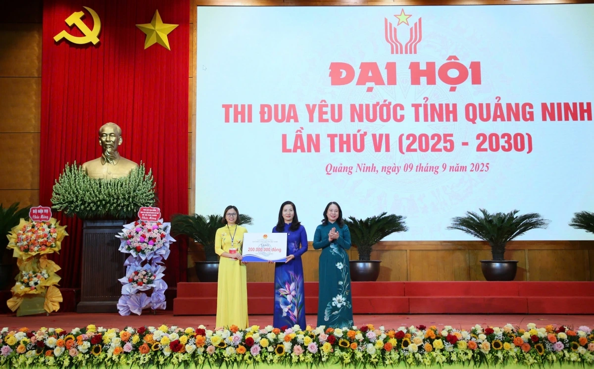 Bà Võ Thị Ánh Xuân, Phó Chủ tịch nước, Chủ tịch Hội đồng Bảo trợ Quỹ Bảo trợ Trẻ em Việt Nam đã tặng quà cho trẻ em tỉnh Quảng Ninh.