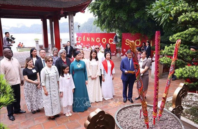 Hai Phu nhân và đoàn dâng hương tại Đền Ngọc Sơn. Ảnh: TTXVN