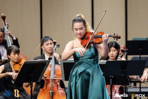 Nghệ sĩ violin Đỗ Phương Nhi trong tiết mục mở màn đêm hoà nhạc