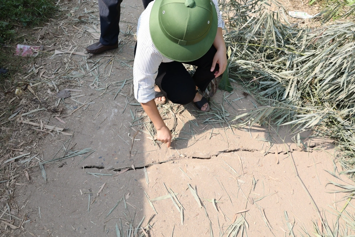 Các vết nứt, sạt lở tiếp tục ăn sâu vào khu dân cư, áp sát nhà dân, uy hiếp trực tiếp tính mạng và tài sản nhân dân. Ảnh: UBND xã Tam Nông 