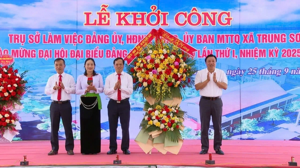 Phó chủ tịch UBND tỉnh Nguyễn Huy Ngọc tặng hoa chúc mừng Đảng ủy, HĐND, UBND, Ủy ban Mặt trận tổ quốc xã Trung Sơn tại buổi lễ khởi công. Ảnh PH.