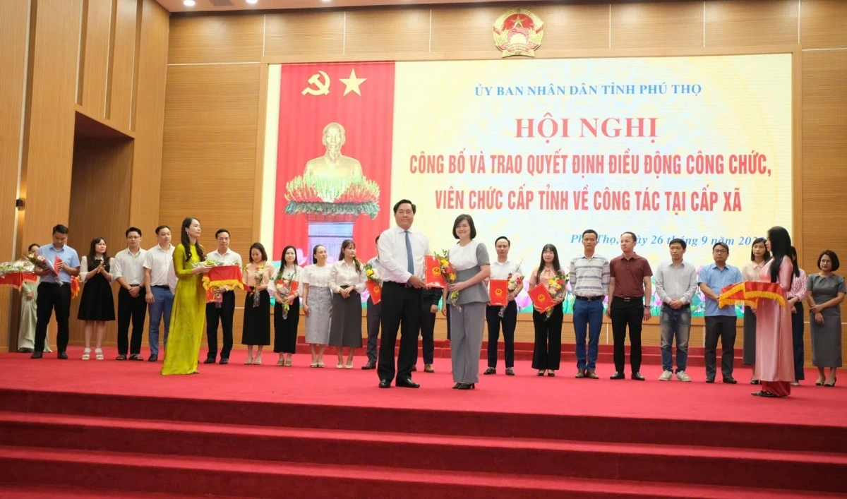 Chủ tịch UBND tỉnh Phú Thọ Trần Duy Đông trao quyết định điều động đối với các cán bộ công chức về cấp xã công tác. Ảnh: SH.