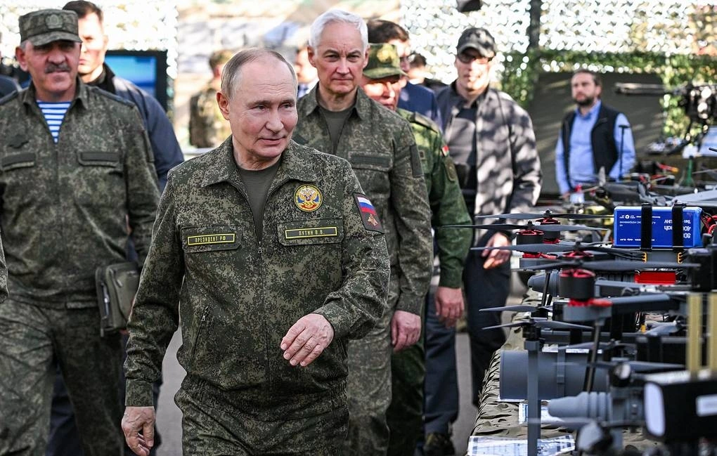 Tổng thống Nga Vladimir Putin mặc quân phục thị sát tập trận Zapad-2025. Ảnh: TASS