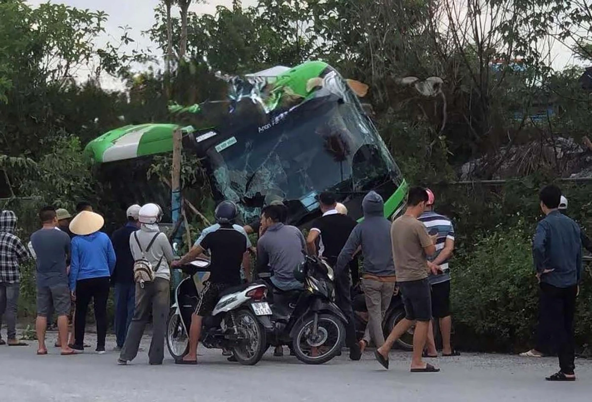 Sau khi nhận được thông tin, Đội 3 Cục CSGT đã cử cán bộ tới hiện trường, phối hợp với các lực lượng chức năng phân luồng, làm rõ nguyên nhân vụ việc.