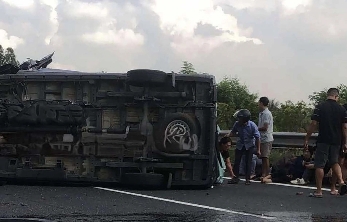 Cụ thể, vào thời điểm trên, 4 ô tô xảy ra tai nạn liên hoàn gồm 1 xe bán tải (chưa rõ BKS, người điều khiển), 1 ô tô limousine mang BKS 29E-127.XX (chưa rõ người điều khiển) và một xe khách loại 30 chỗ ngồi (chưa rõ BKS, người điều khiển) 1 xe téc tưới cây (chưa rõ BKS, chưa rõ người điều khiển).
