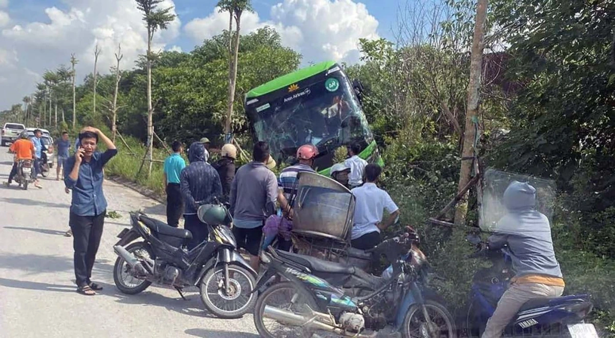 Vụ va chạm còn khiến một tài xế xe khách bị mất lái, xe khách lao ra khỏi đường cao tốc.