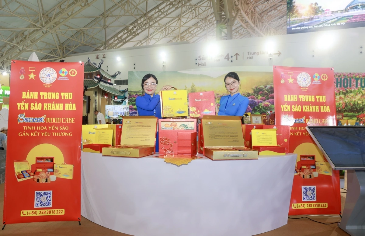 Quầy trưng bày sản phẩm bánh trung thu Yến sào Khánh Hòa nổi bật với sắc đỏ - vàng thương hiệu