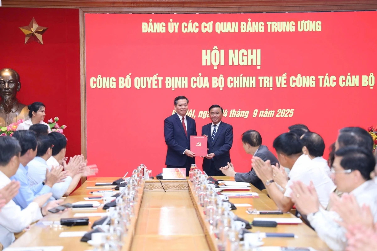 Thường trực Ban Bí thư Trần Cẩm Tú trao quyết định, chúc mừng ông Nguyễn Long Hải. Ảnh: Phương Thoa