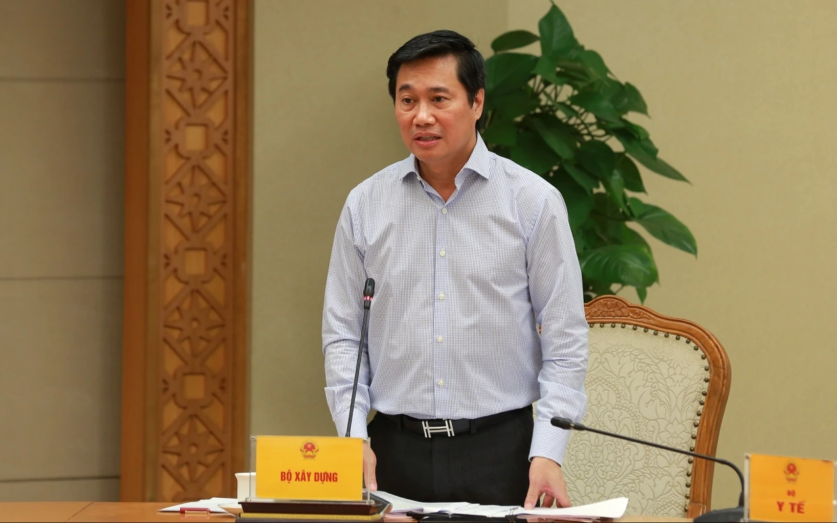 Thứ trưởng Bộ Xây dựng Nguyễn Tường Văn báo cáo tại cuộc họp. Ảnh: Minh Khôi