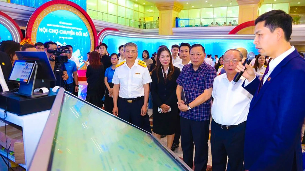 Ông Mai Xuân Thành, Cục trưởng Cục Thuế cùng các đại biểu tại gian hàng Hội chợ chuyển đổi số