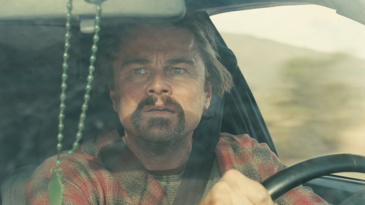 Sự thay đổi của DiCaprio từ bỏ những bùng nổ quen thuộc, thay bằng sự tiết chế, ánh mắt trĩu nặng, những khoảng lặng nghẹt thở. (Ảnh: Warner Bros)