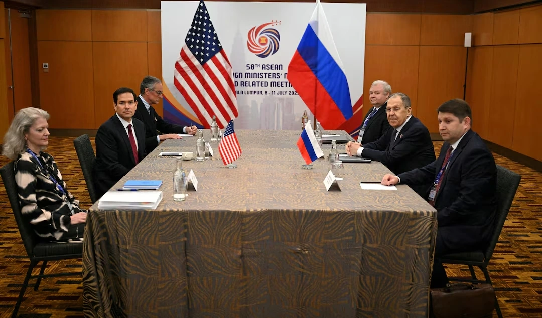Ngoại trưởng Nga - Mỹ gặp nhau ở Malaysia hồi tháng 7/2025. Ảnh: Reuters.
