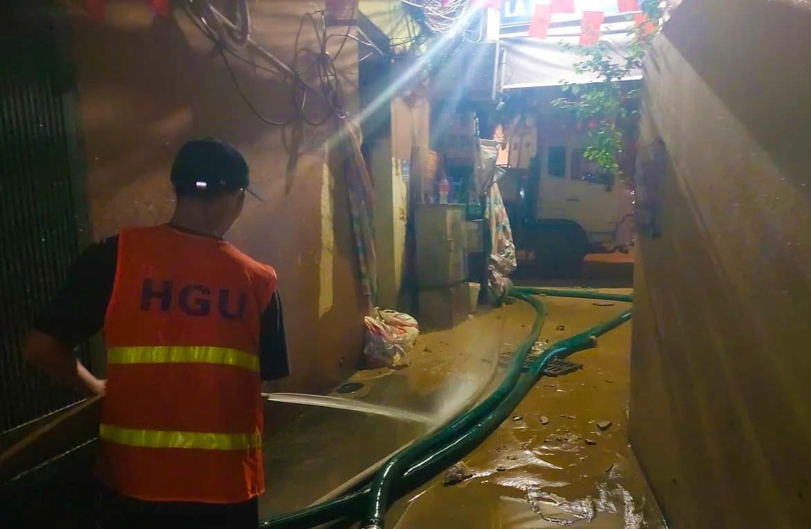 Ngay sau khi hiện tượng trên xảy ra, Dự án đã tiến hành chi trả hỗ trợ cho 5 hộ dân sinh sống sát khu vực trào bùn bị che bạt, tạm thời chưa thể trở về nhà, được bố trí thuê khách sạn nghỉ ngơi qua đêm. (Ảnh: MRB)