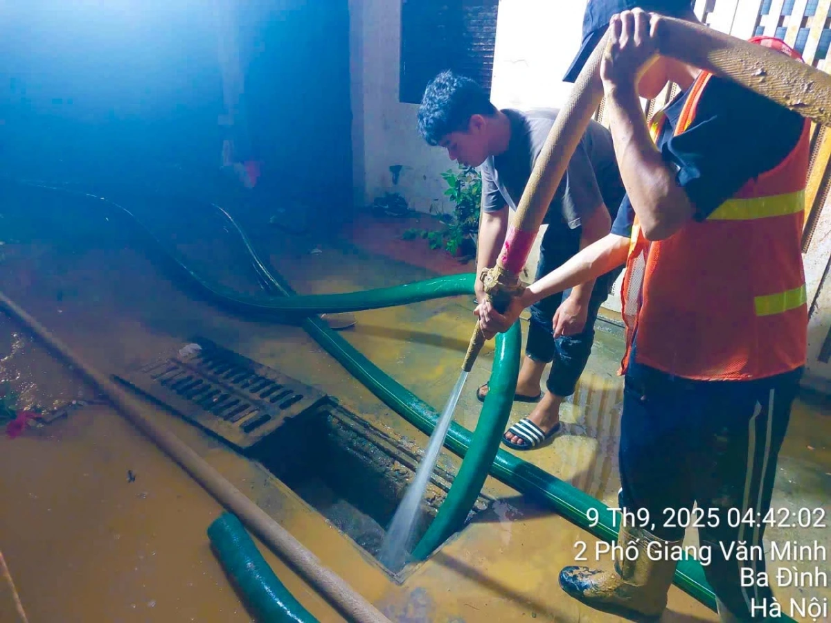 Công tác thu gom và vệ sinh hiện trường đang được triển khai khẩn trương để bảo đảm môi trường sạch sẽ, an toàn cho người dân. (Ảnh: MRB)