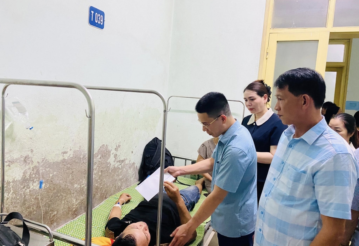 Lãnh đạo xã thăm hỏi, động viên người dân gặp nạn. (Ảnh TT Truyền thông xã Bằng Thành)