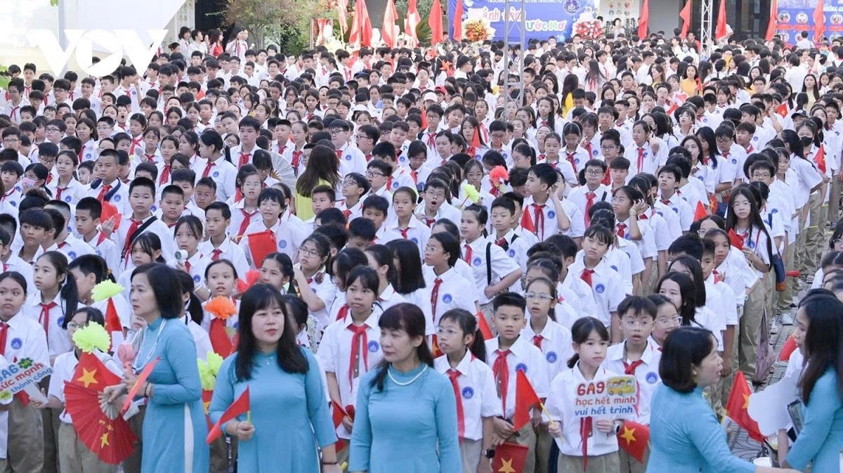 As many as 2,862 students and nearly 100 teachers of Nguyen Truong To secondary school in Hanoi take part in the opening ceremony of the new school year on September 5.