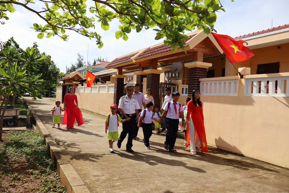 From early morning, parents take their children to school on the Truong Sa (Spratly) Archipelago to celebrate the start of the 2025-2026 academic year. (Photo: vtcnews.vn)