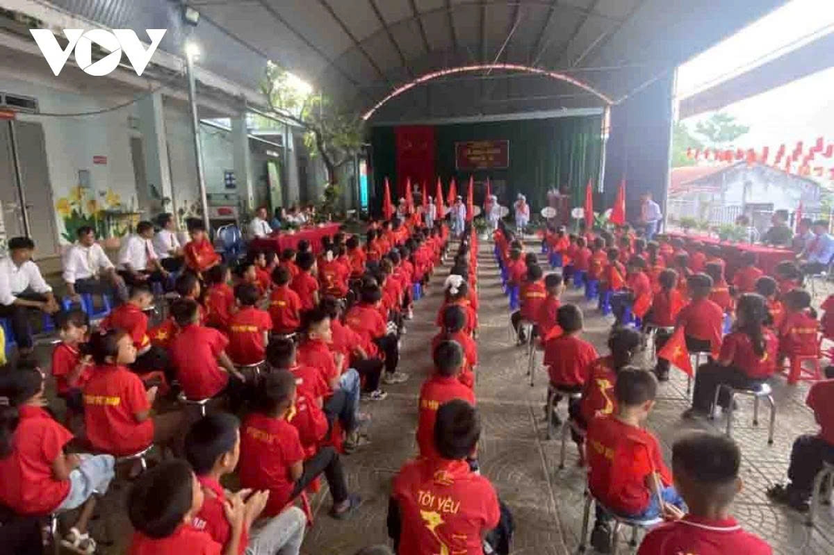 In nearby Lai Chau province, nearly 4,400 students, mainly children of Mong, Thai, Kho Mu, Giay, Dao and Kinh ethnic groups, in Sin Suoi Ho commune, also take part in the opening ceremony of the new academic year. 