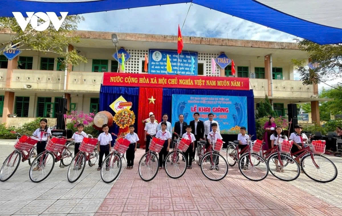 In the central region, the opening ceremony of the 2025-2026 school year takes place in a bustling atmosphere. At Ly Tu Trong primary school in Da Nang, 10 new bicycles are presented to disadvantaged children in the new school year.