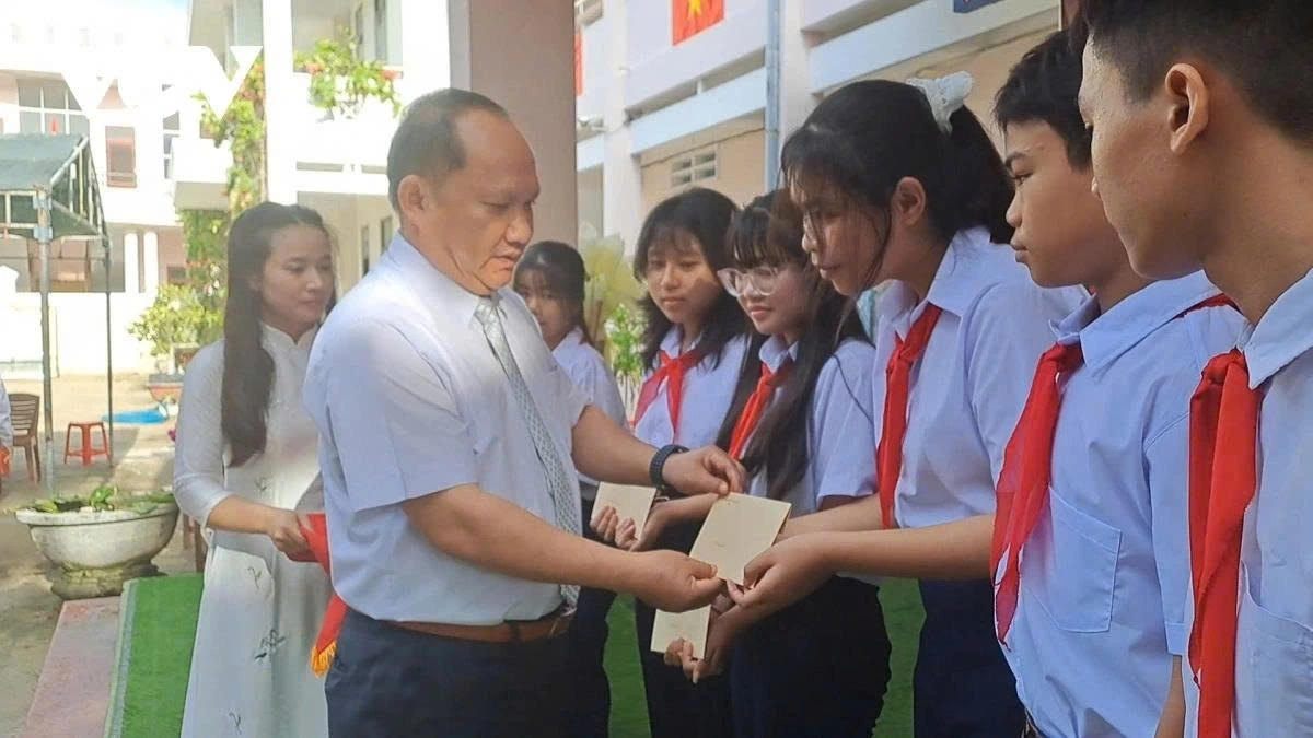 In Gia Lai province, teachers and students of schools in Nhon Chau island commune hold the opening ceremony of the new school year, featuring gift-giving activities to support disadvantaged students in overcoming challenges.